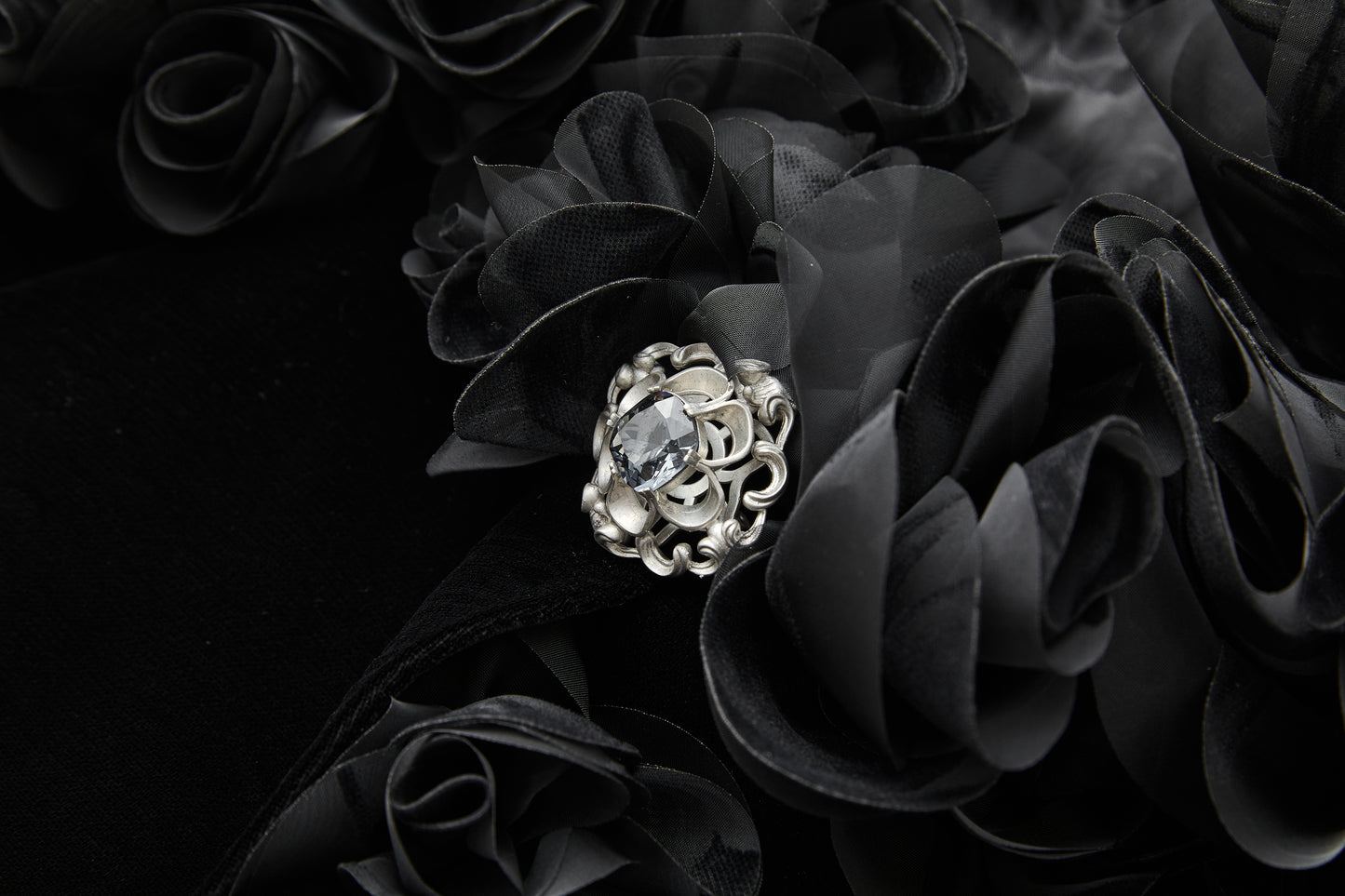 ordúdíordú | Top - Short Shawl with Black Roses