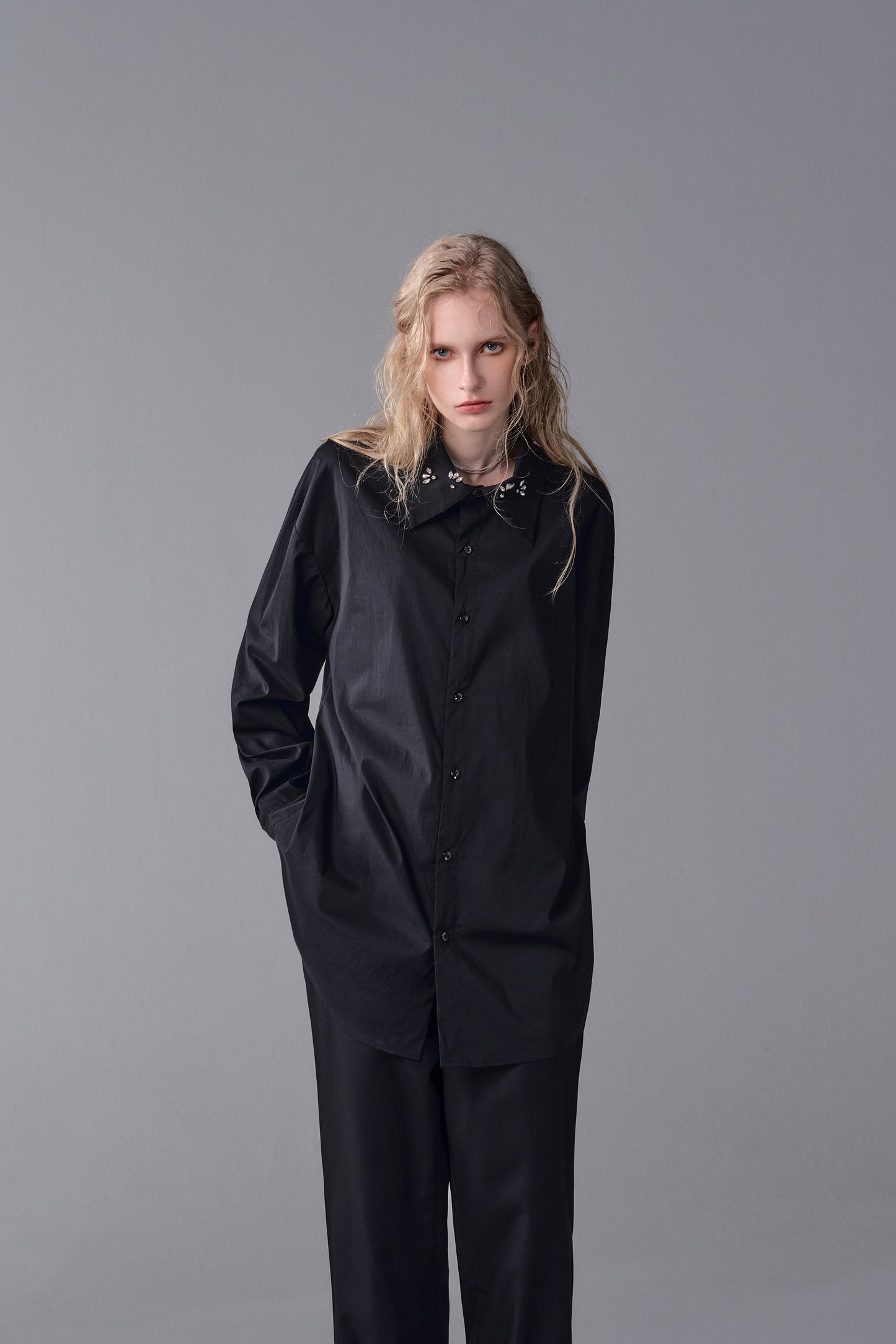 ordúdíordú | Shirt - Wide Textured Black Shirt with Sparkling Diamonds