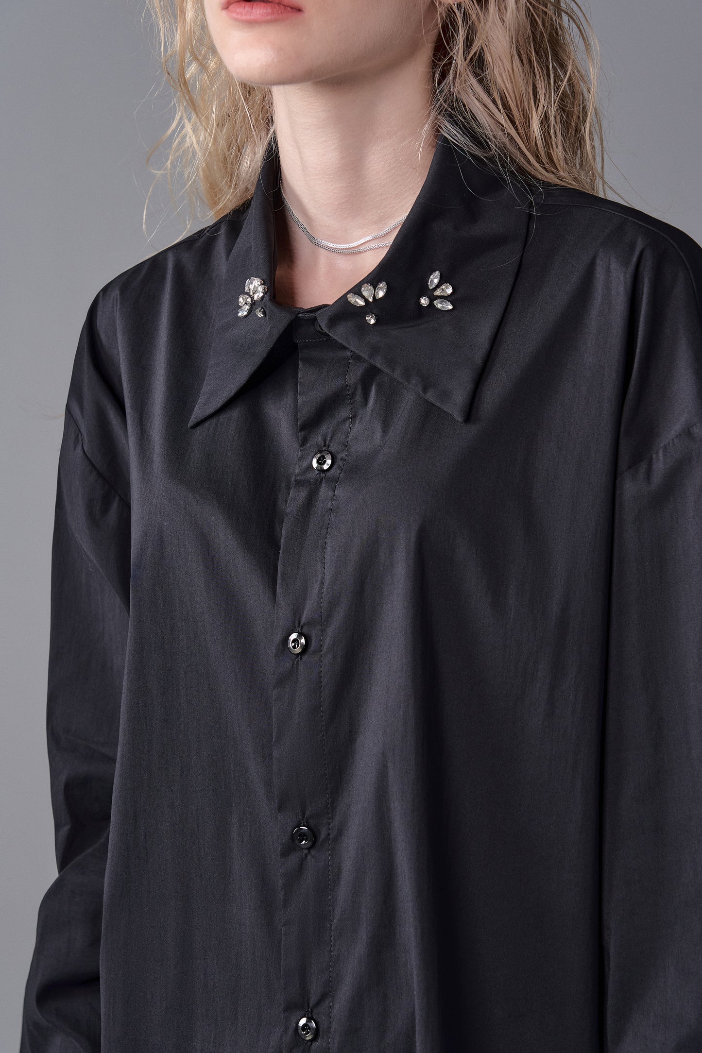 ordúdíordú | Shirt - Wide Textured Black Shirt with Sparkling Diamonds